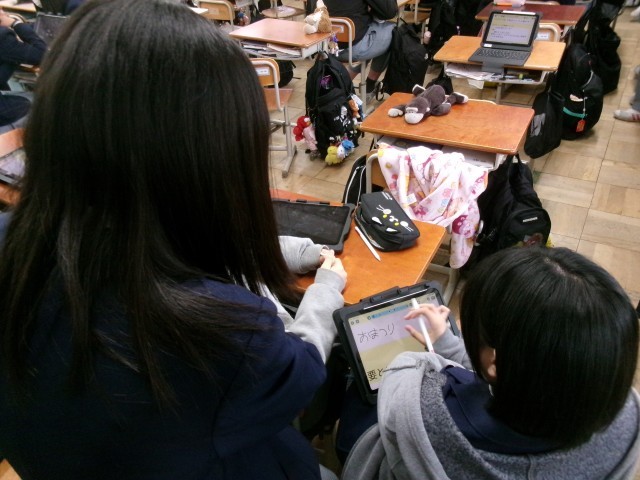 ペアになってロイロノートのカードにアイデアを書く様子