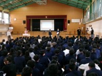 評議員の代表が説明する様子