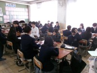 班になってクラスの良い点を話し合う様子