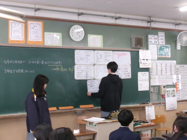 各班の考えを黒板に示す様子