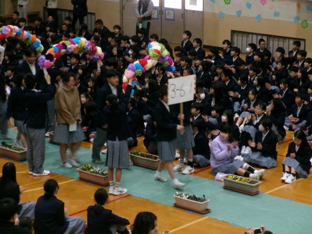 ３年生が入場する様子