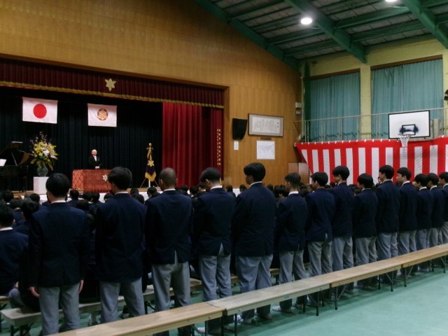 呼名で起立する様子