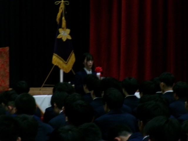 在校生代表が送辞を披露する様子