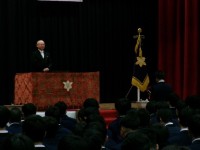 卒業生代表が送辞を披露する様子