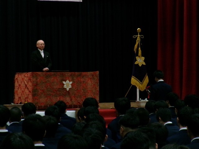 卒業生代表が送辞を披露する様子