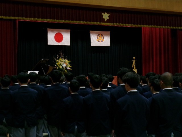 卒業生が合唱する様子