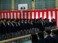 卒業生が保護者にメッセージを伝える様子