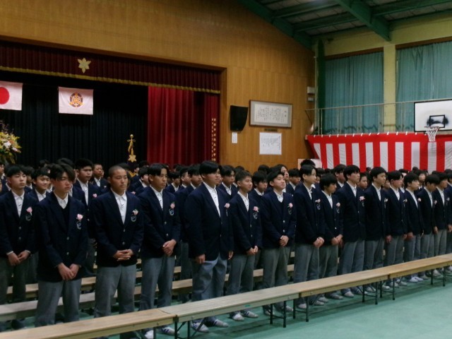 卒業生が合唱する様子