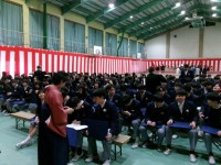 卒業証書を受け取る様子