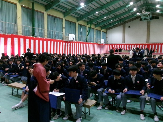 卒業証書を受け取る様子