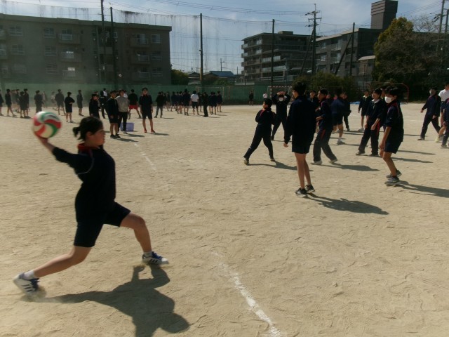 ボールを投げる生徒の様子