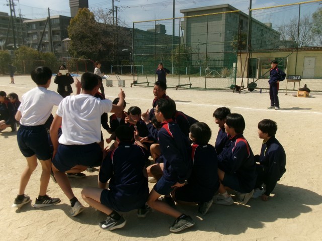 開始前に円陣を組み声を掛け合う様子