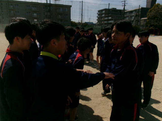 握手を交わす様子