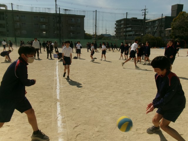 ボールを当てられる生徒の様子