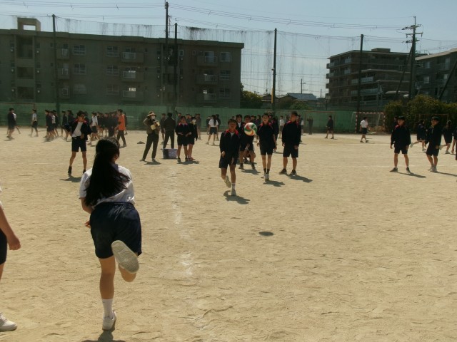 ボールを投げる生徒の様子