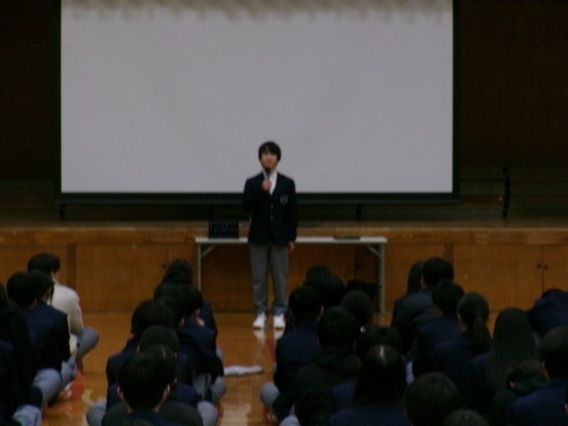 学年代表が挨拶する様子