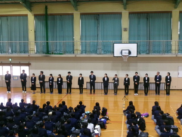 校長先生が新転任の先生方を紹介する様子