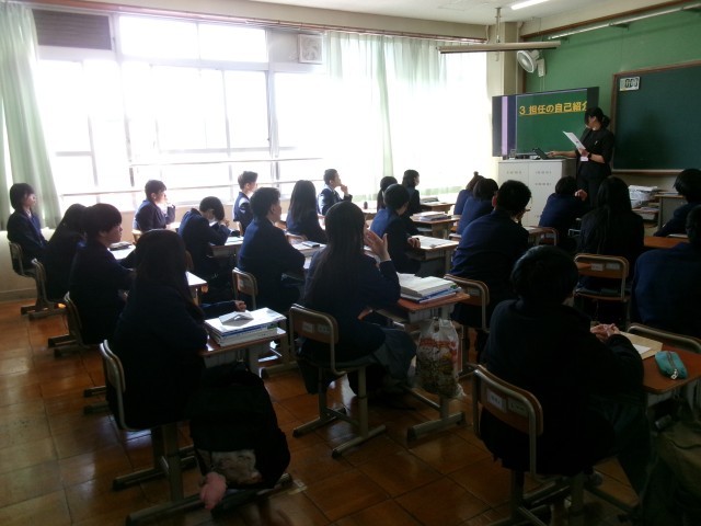 新担任の先生が話す様子