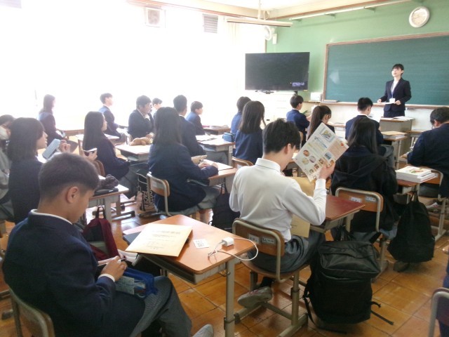 新担任の先生が話す様子