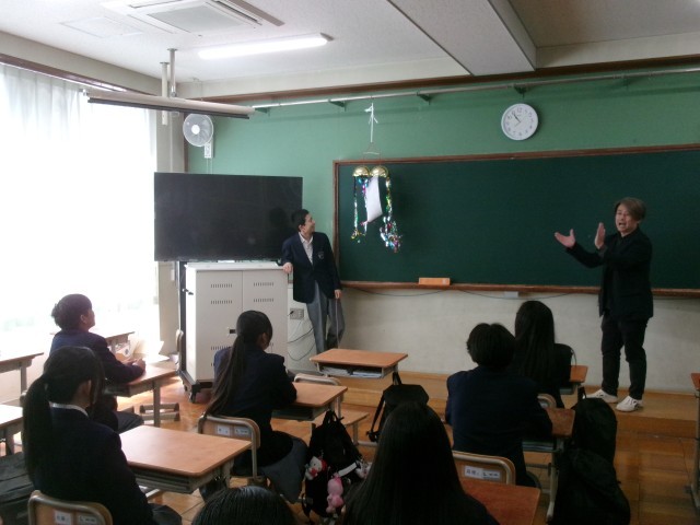 代表の生徒がくす玉を割る様子