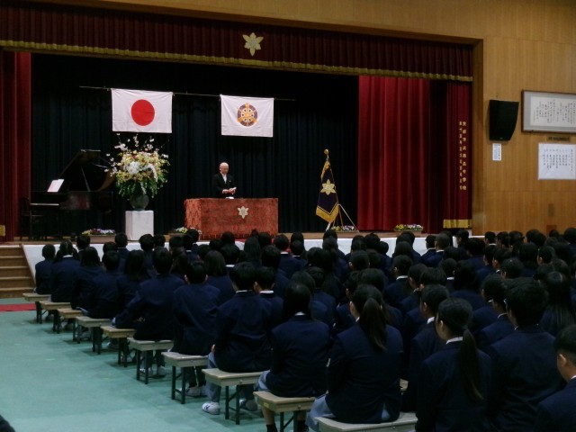 校長先生が式辞を読む様子
