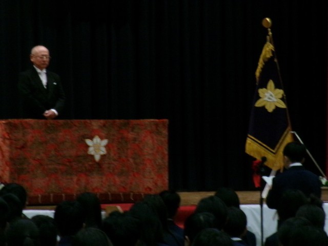 新入生の代表が喜びの言葉を披露する様子