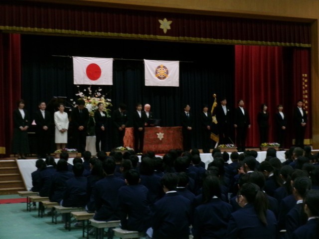 １年生の担当の先生を紹介する様子
