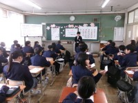 担任の先生が説明をする様子