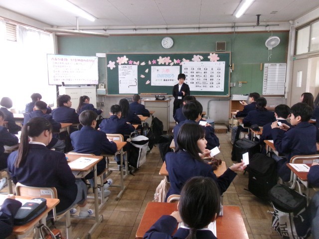 担任の先生が説明をする様子