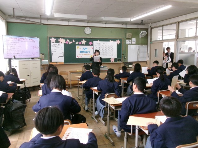 担任の先生が説明をする様子