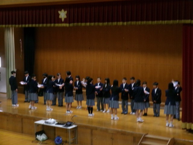 プレゼント贈呈の様子