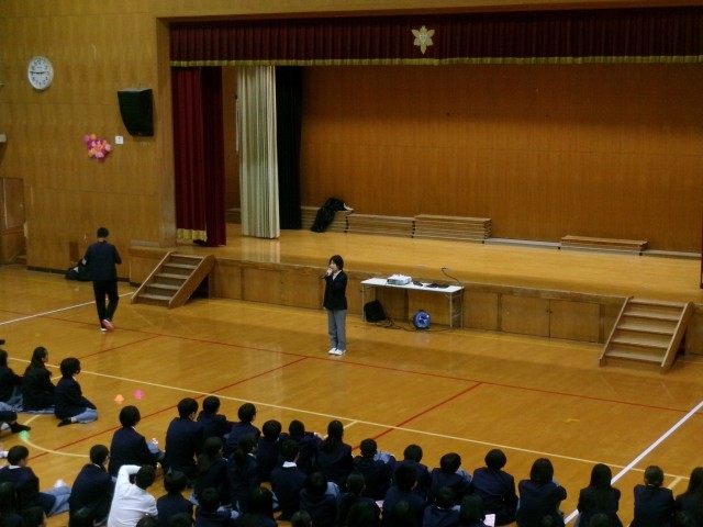 生徒会本部代表が閉会の言葉を話す様子