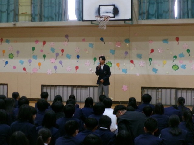 ３年生代表が転任してこられた先生方に歓迎の辞を述べる様子