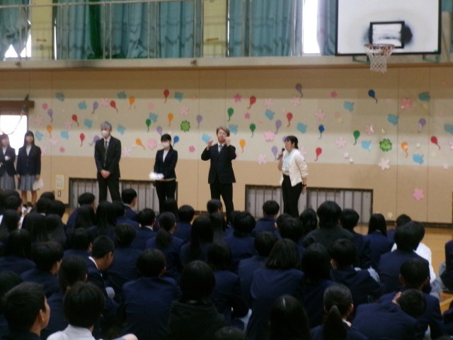 教科担当を発表する様子