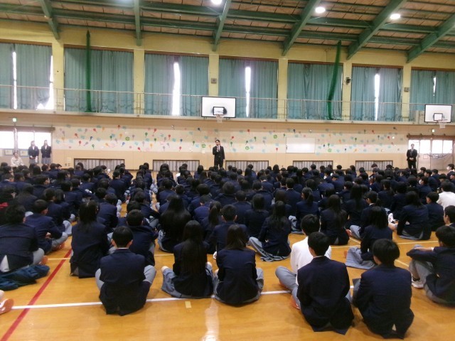 先生方から３年生の生活について話す様子