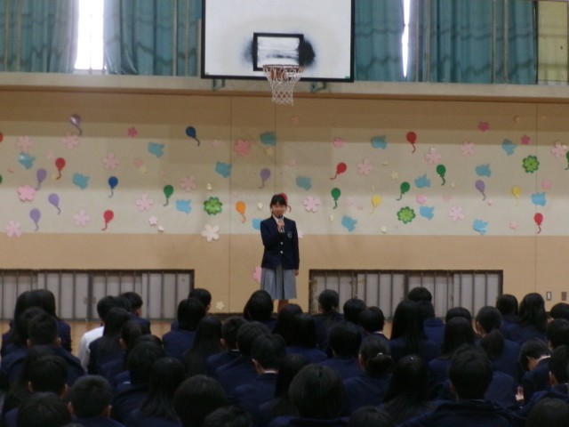 ３年生代表がこれからの生活について話す様子