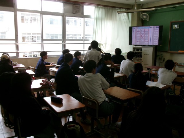 先生と相談して決める様子