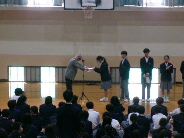 代表生徒が認証状を受け取る様子