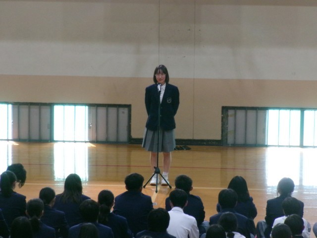 生徒会長が話す様子