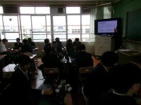 班別研修について生徒が説明を受ける様子