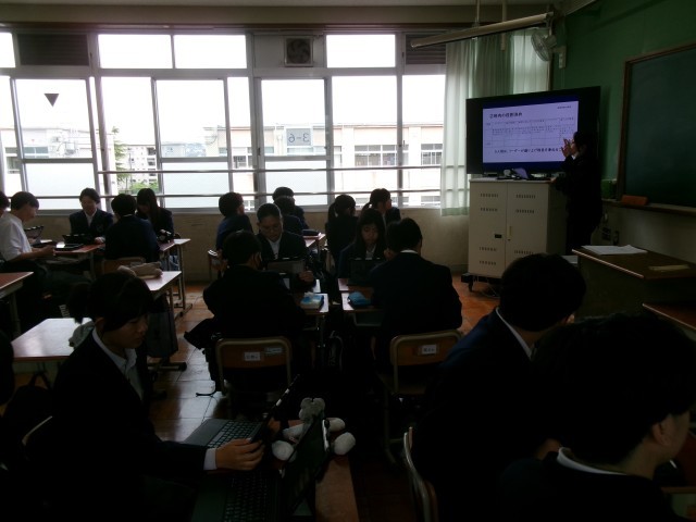 班別研修について生徒が説明を受ける様子