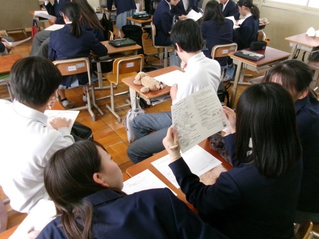 生徒が班別研修の行程を考える様子