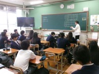 座席の決め方について先生が説明する様子