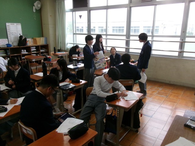 班別研修の行程を決める様子