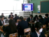 自身が想像する平和について生徒が考えている様子