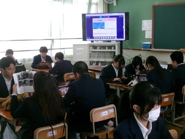 自身が想像する平和について生徒が考えている様子