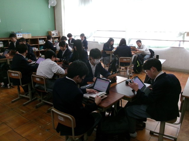 平和について生徒がまとめる様子