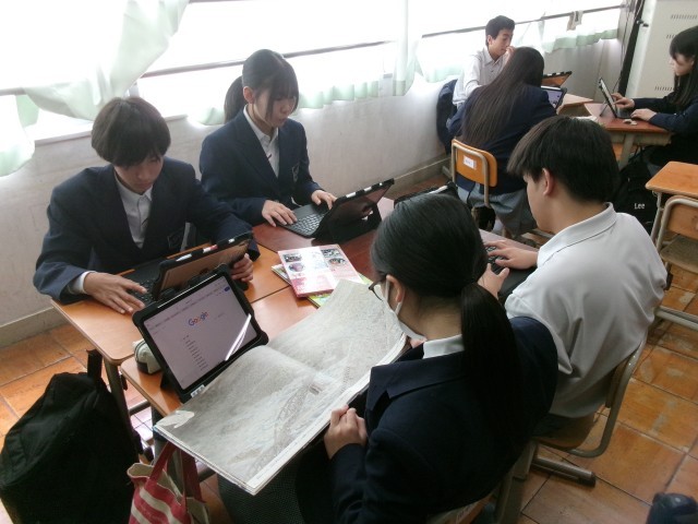 生徒が資料を読んで平和を考える様子