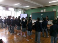 担任の先生が新幹線の乗車位置について確認する様子