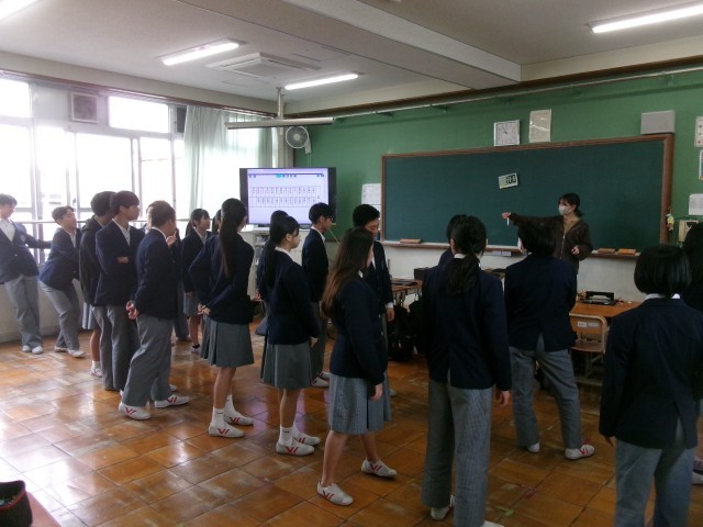 担任の先生が新幹線の乗車位置について確認する様子